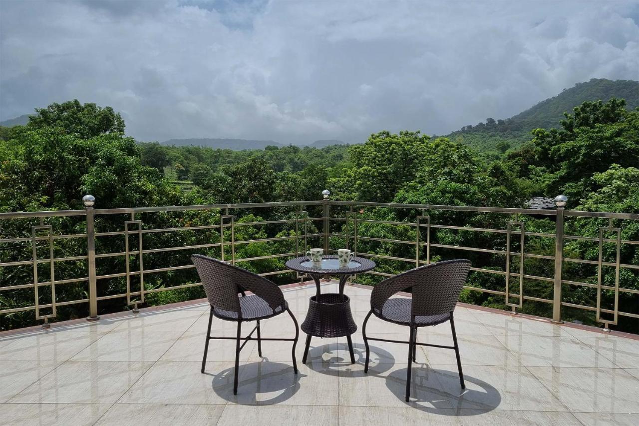 Aqua & Sage By Stayvista - Riverside Villa With Pool & Terrace Karjat Kültér fotó