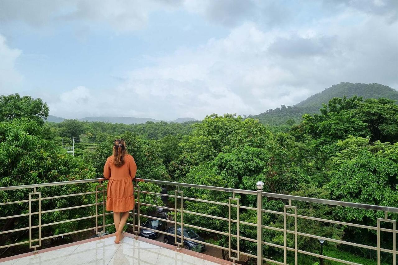 Aqua & Sage By Stayvista - Riverside Villa With Pool & Terrace Karjat Kültér fotó