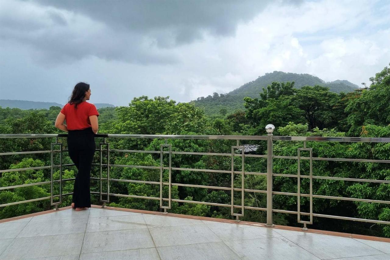 Aqua & Sage By Stayvista - Riverside Villa With Pool & Terrace Karjat Kültér fotó